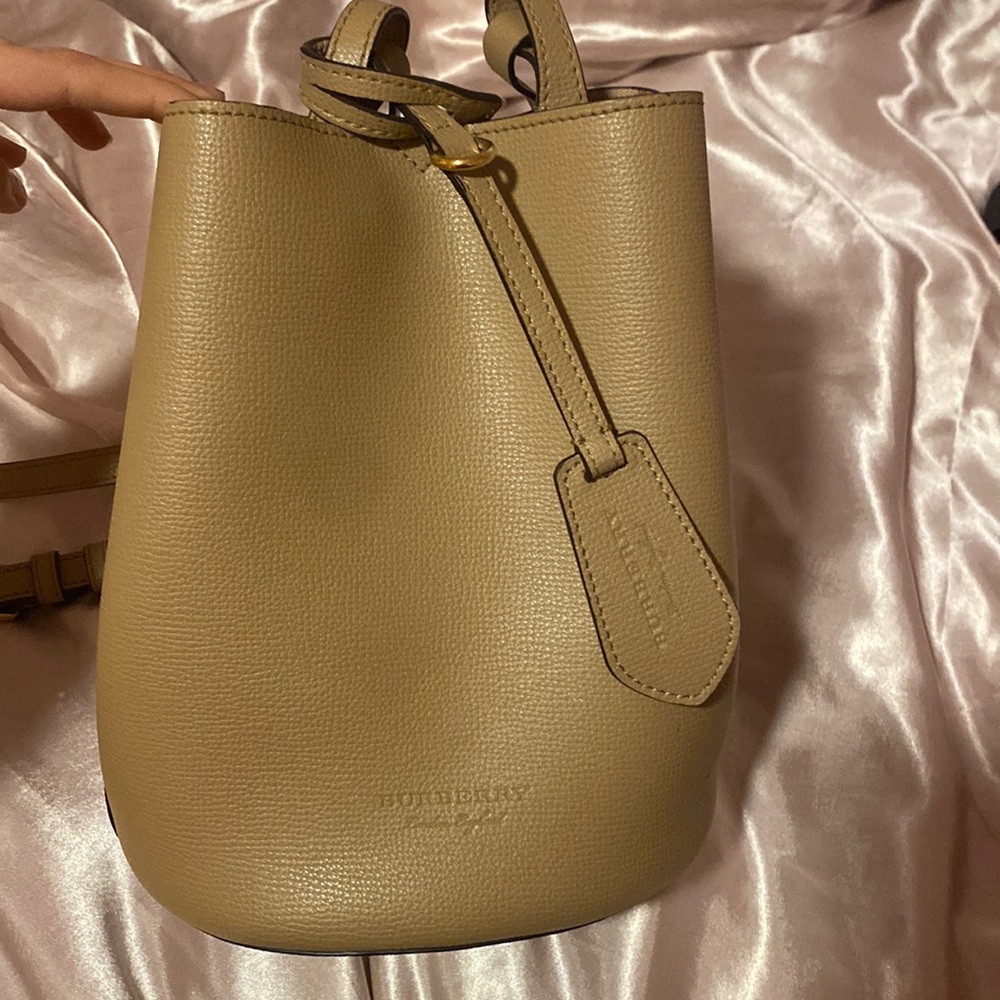 AUTHENTIC BURBERRY Lorne bucket bag